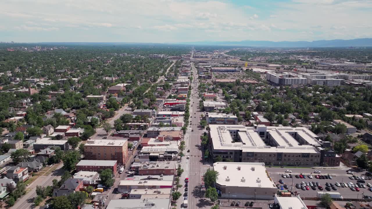 덴버 시내 콜로라도 스프링스 사우스 브로드웨이 스트리트 항공 드론 풍경 비즈니스 레스토랑 교통 자동차 보행자 교통 자전거 도로를 가로지르는 여름 은 오후 구름 앞으로