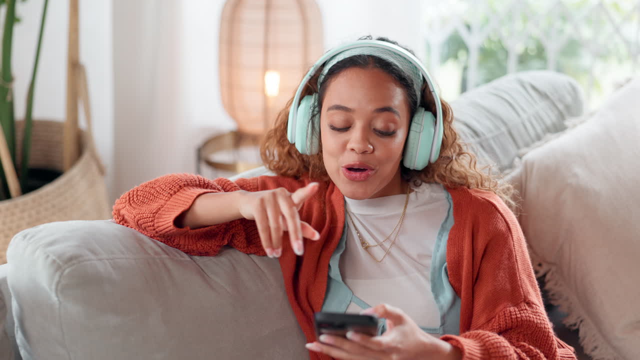 mujer escuchando música en un sofá