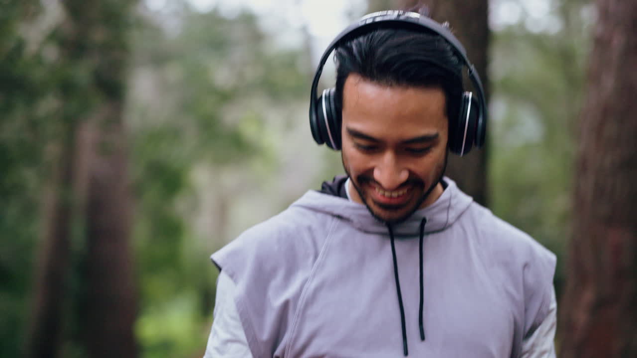 hombre tomando una selfie en un bosque