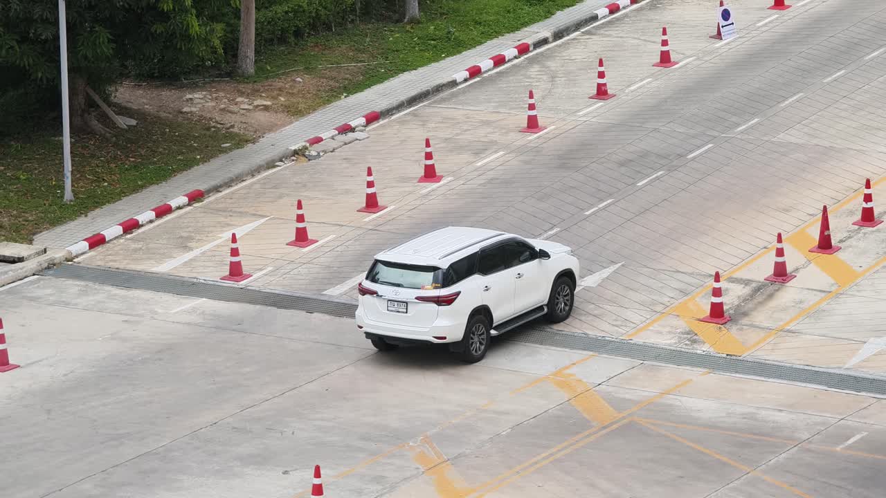 주차장에서 운전 시험 또는 연습