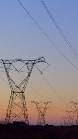 animación de los postes de electricidad al atardecer