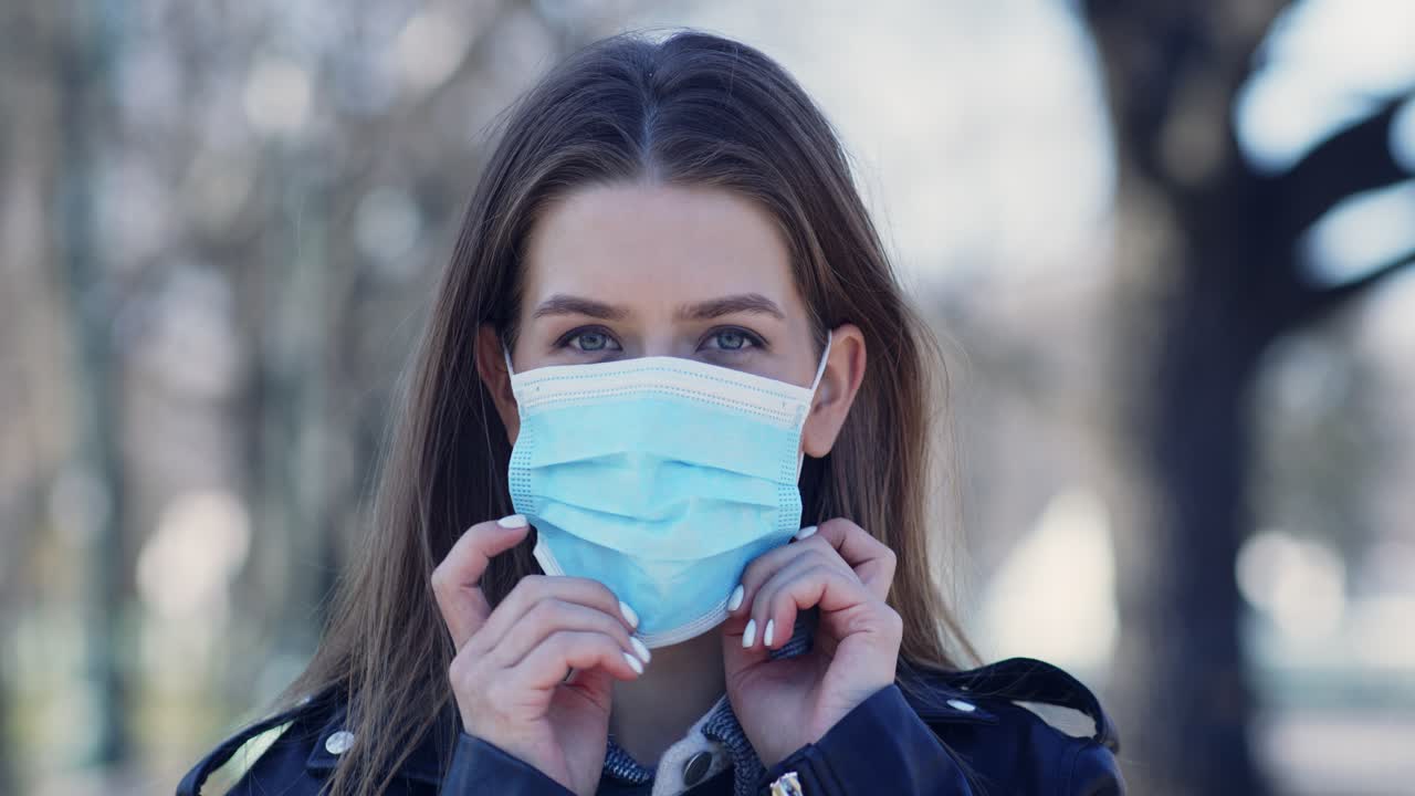 mujer con una máscara facial en un parque