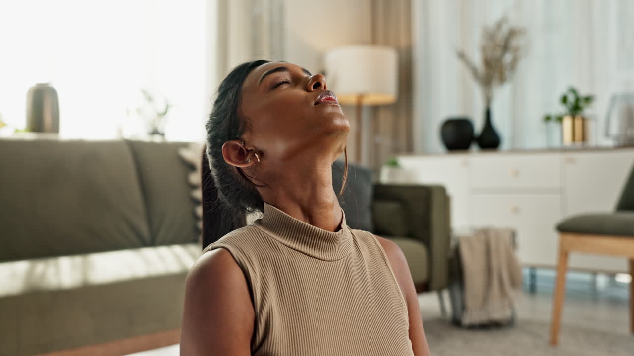 Yoga, respirazione o donna indiana in meditazione