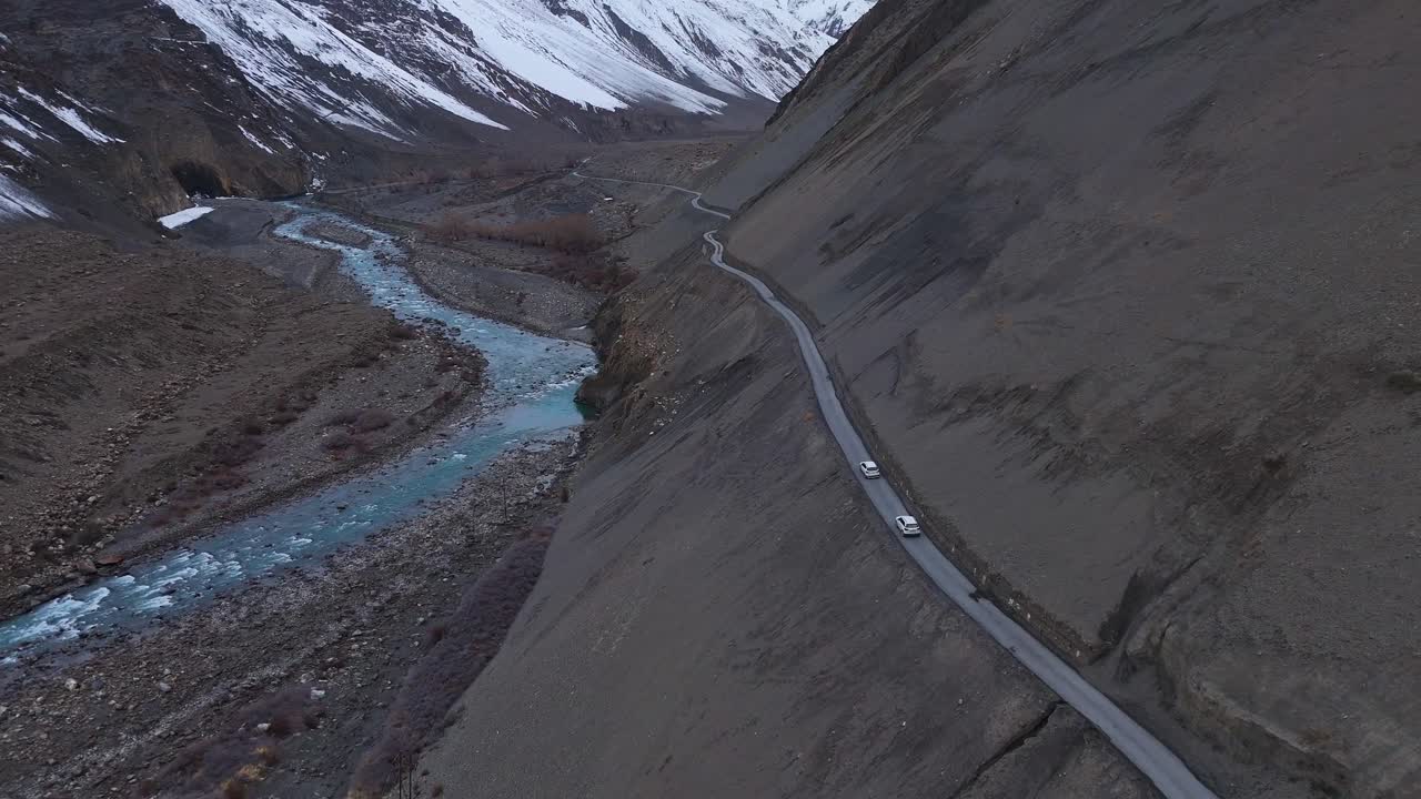계곡 을 가로지르는 산길