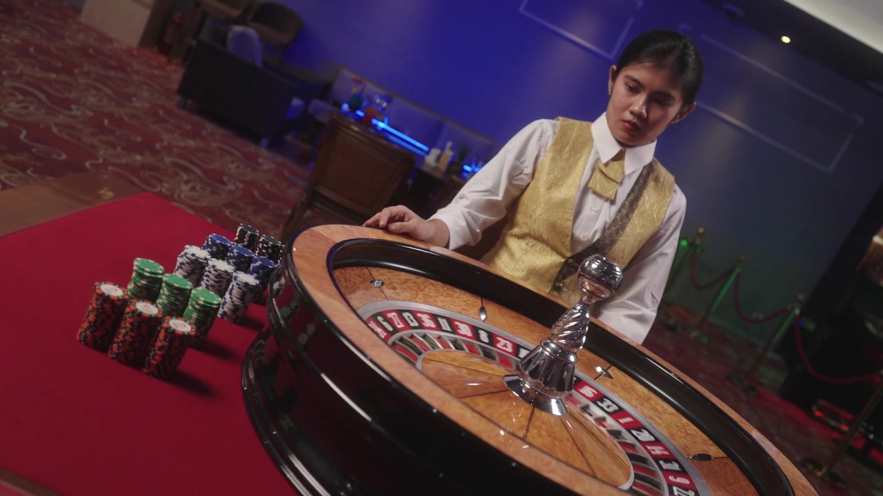 B-roll dettagliato di casinò con una ruota della roulette in movimento e fiches visibili accanto al tavolo da gioco. Filmato professionale di roulette che evidenzia la ruota che gira, numeri rossi e neri alternati