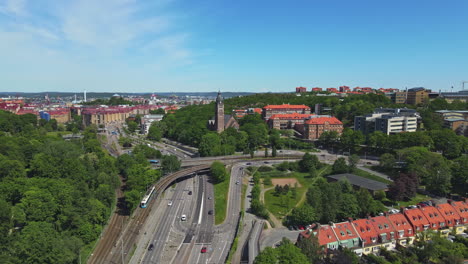 Vista-Aérea-Del-Slottskogen-Hacia-El-Centro-Con-árboles-Verdes-Y-Edificios-únicos-Durante-El-Día-Soleado---Toma-Aérea