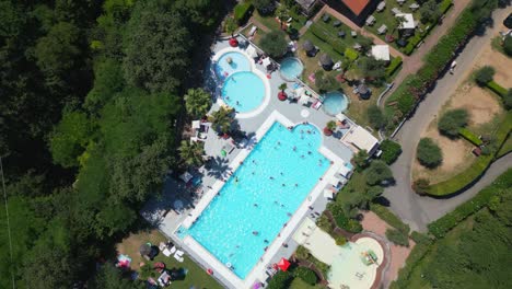 fotografía aérea de la piscina en un complejo de glamping de fin de semana en un campamento cerca del lago garda, italia