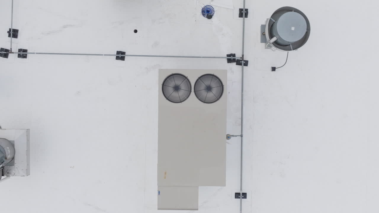 unidades de condensador hvac en el techo del edificio, disparo aéreo desde arriba hacia abajo