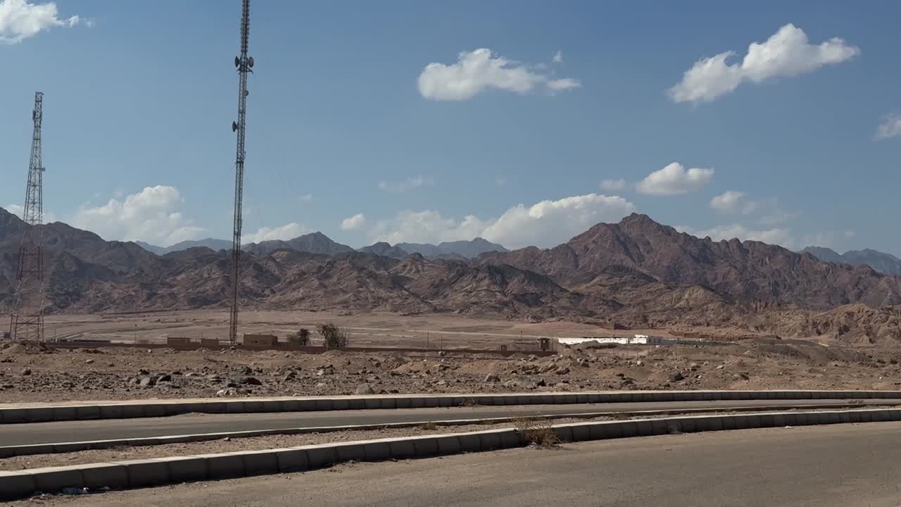 도로에 있는 차에서 사막에 있는 산의 전망, 트럭 촬영