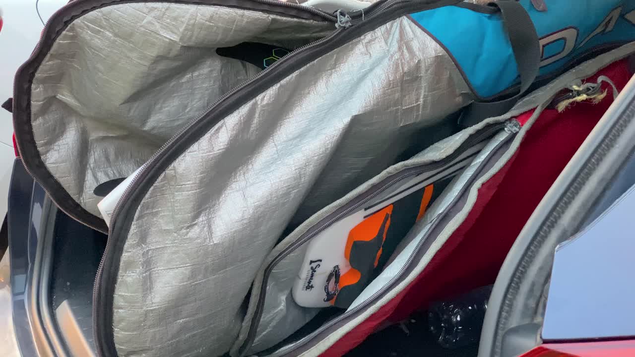 차를 타고 여행하기 위해 서핑보드 여행가방을 들고 있는 행복한 서퍼 친구들