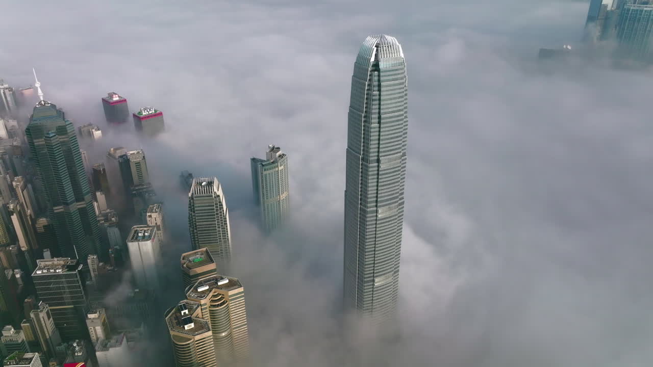 Nevoeiro Matinal Costeiro sobre o Centro Financeiro Internacional e Outros Edifícios Emergindo do Nevoeiro