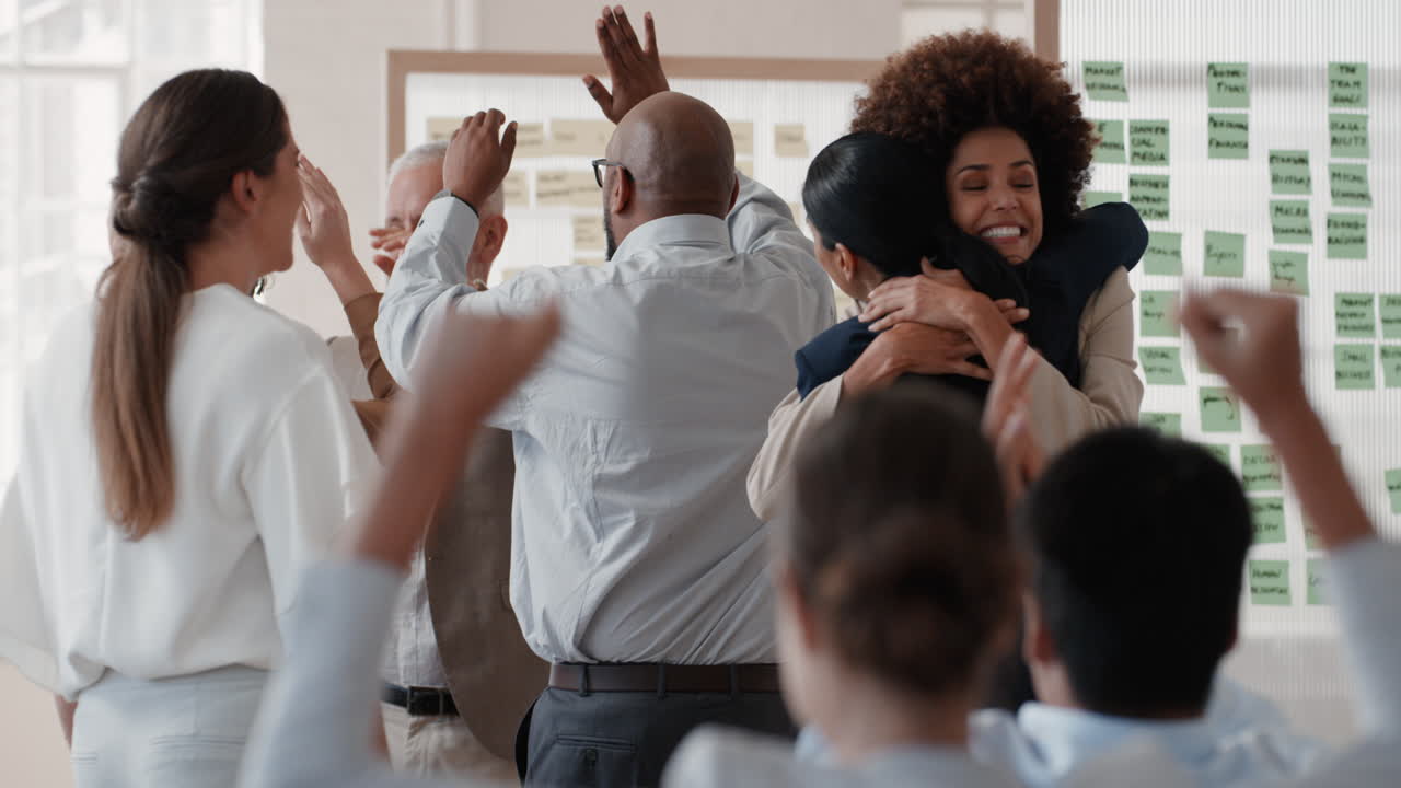 personas de negocios felices celebrando victorias corporativas exitosas colegas de alto cinco en la reunión de la oficina disfrutando del éxito ganador