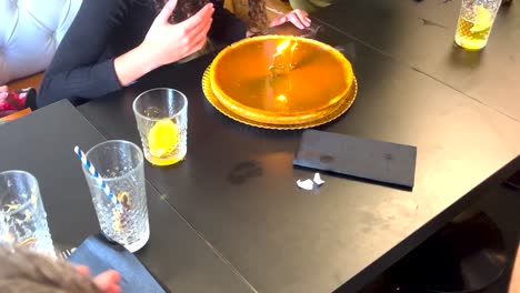 una joven apaga las velas de un pastel de navidad después de cantar feliz cumpleaños, con una golosina de caramelo