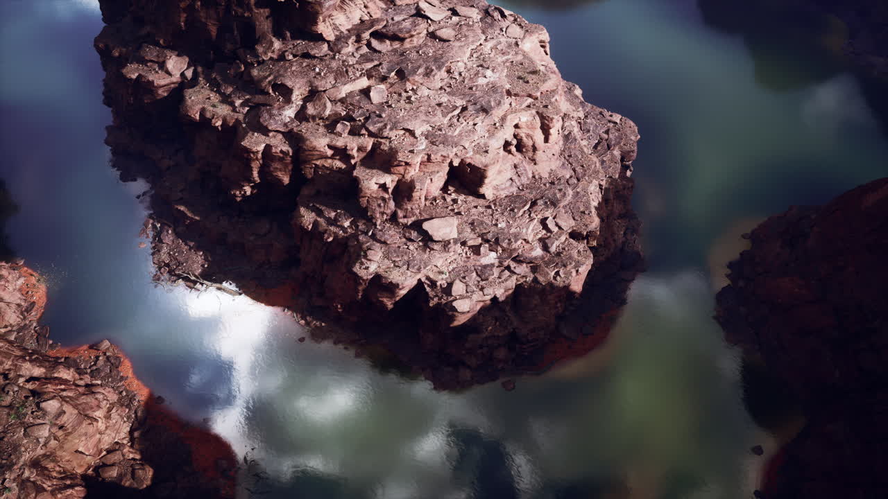 vista aérea de un cañón con agua y roca