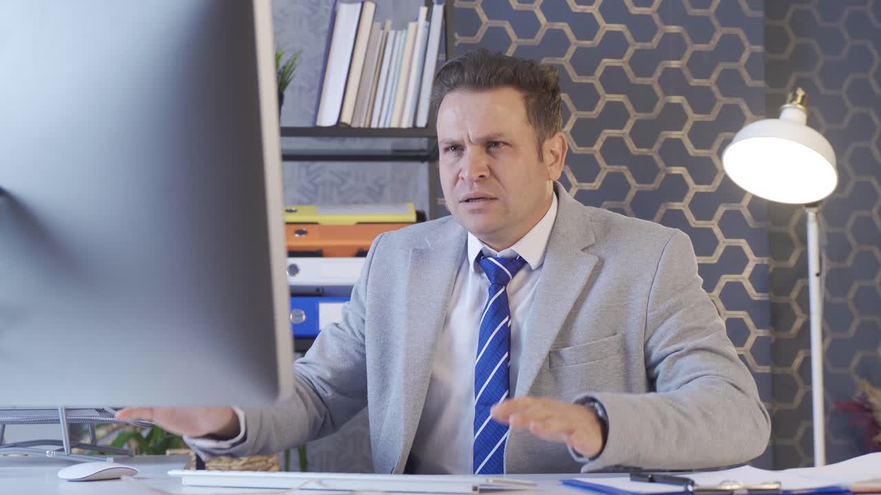 trabajador de oficina con malas noticias. trabajador de oficina decepción, bancarrota, malas noticias, las cosas no van bien.