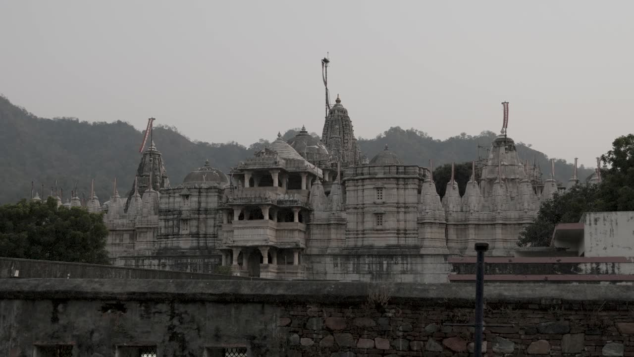 arquitectura única del templo antiguo con cielo brillante durante el día desde diferentes ángulos el video se tomó en el templo jain de ranakpur, rajasthan, india