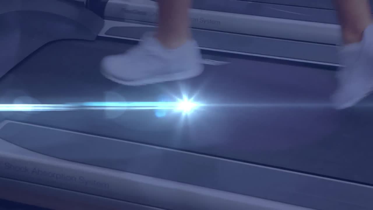Animazione delle gambe di una donna che corre in palestra con luce blu brillante che si muove in primo piano.