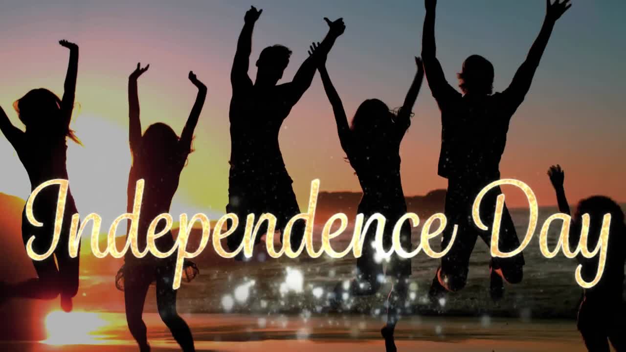 해가 지는 동안 해변에서 점프하는 사람들의 독립의 날 텍스트와 실루 ⁇