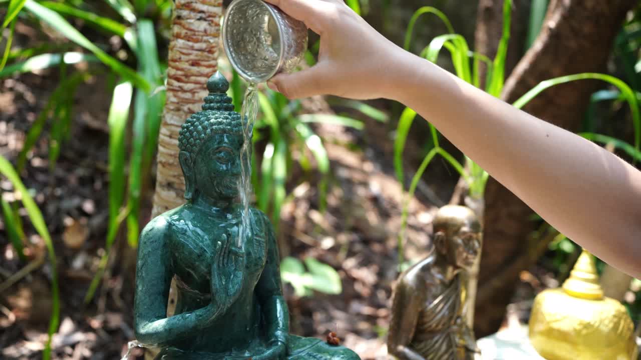 bañar imágenes de buda verdes en días budistas importantes para pagar respeto a lo sagrado, orar por bendiciones, paz mental.