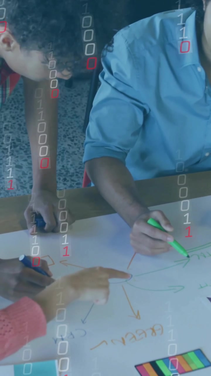 Animación de procesamiento de datos sobre diversos colegas trabajando en la oficina