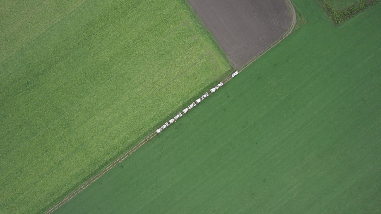 드론으로 촬영된 여러 바이브로 트럭의 고해상도 비디오
