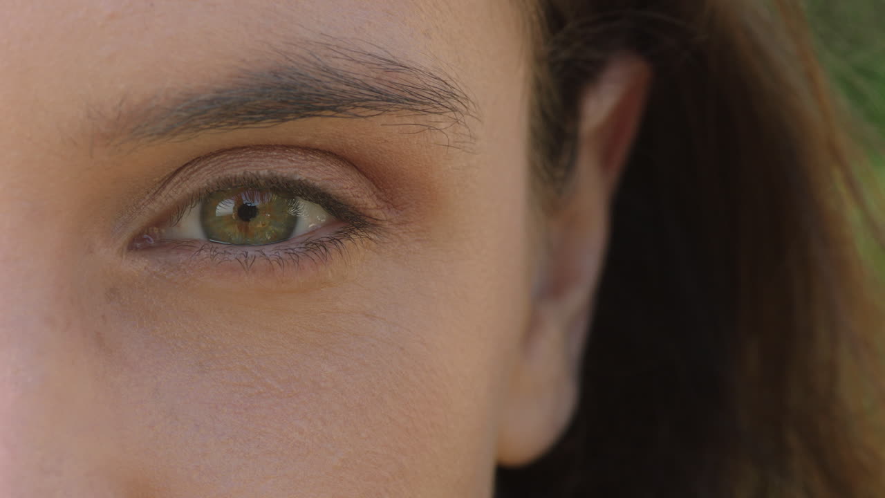 cerca el hermoso ojo de una mujer parpadeando buscando un concepto de vista saludable