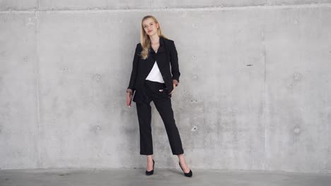 mujer de negocios con traje negro.