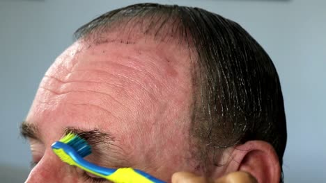 coloración de cejas de un hombre en casa