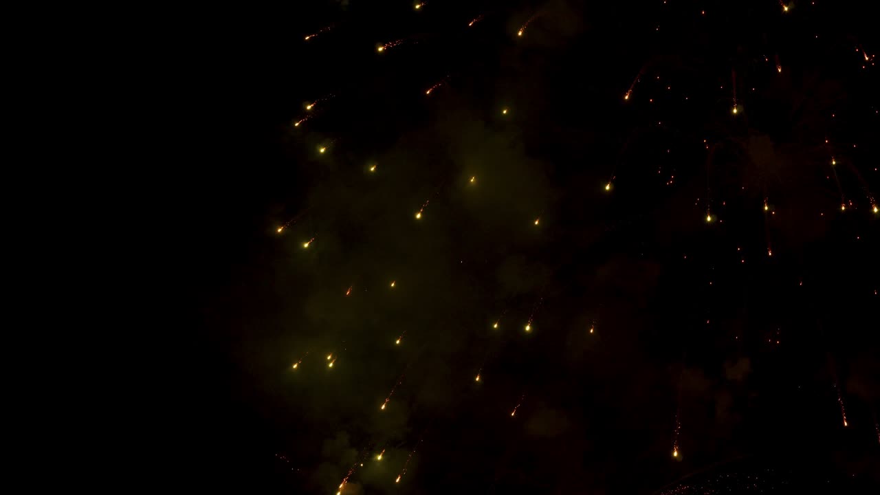 fuegos artificiales explotando en el cielo nocturno. celebrar en cualquier evento. año nuevo. día nacional. diwali. disparo real.