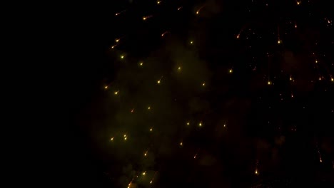 fuegos artificiales explotando en el cielo nocturno. celebrar en cualquier evento. año nuevo. día nacional. diwali. disparo real.