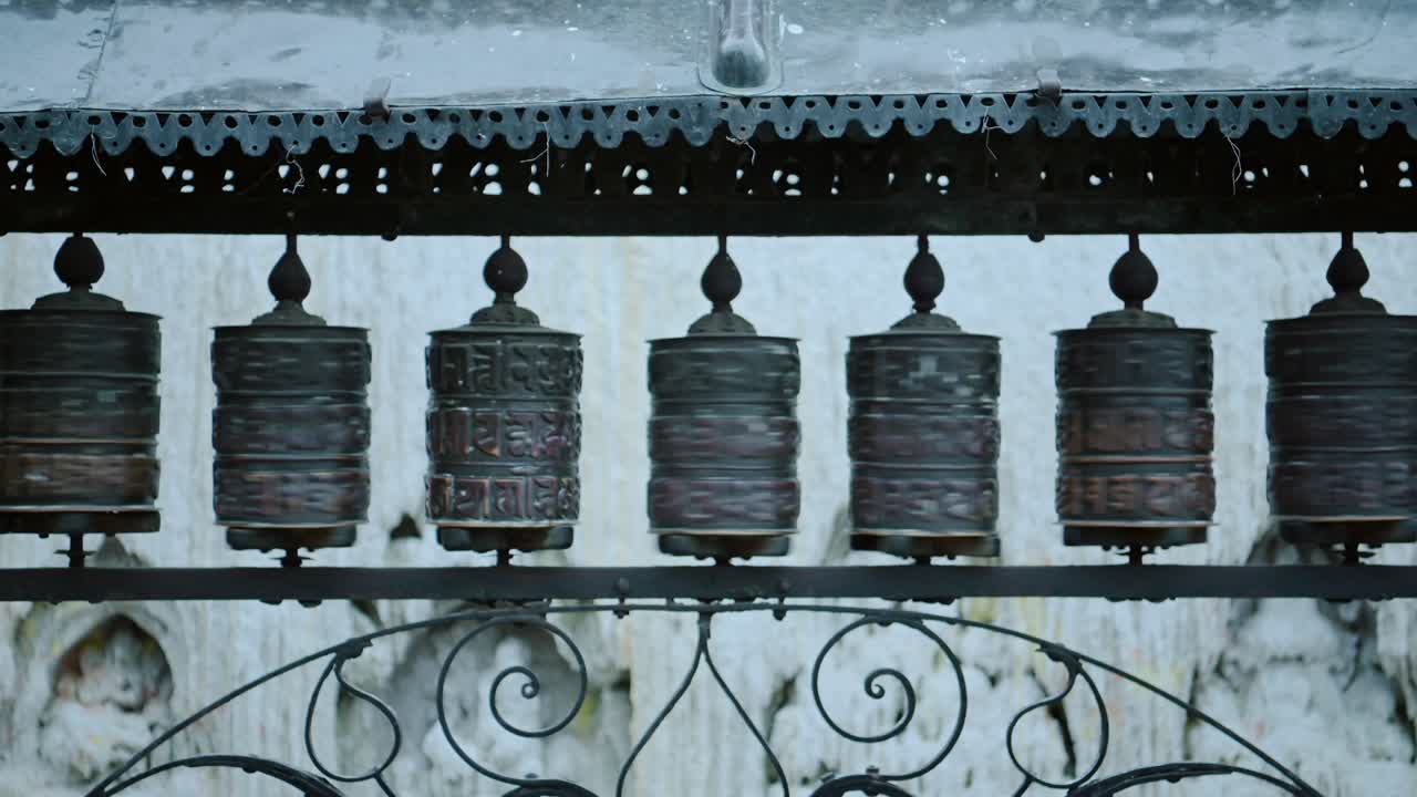 카트만두 (kathmandu) 의 원이 사원에서 네팔 티베트 불교의 기도 바, 기도 의 근접 촬영, 불교 사원에서 기도하는 데 사용되는 종교적 상징, 인기있는 관광지