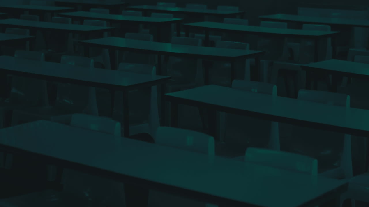 Composizione digitale di elaborazione dati statistici con ristorante vuoto sullo sfondo