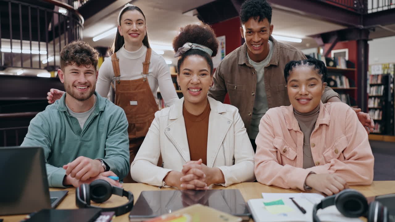 estudiantes felices en una biblioteca