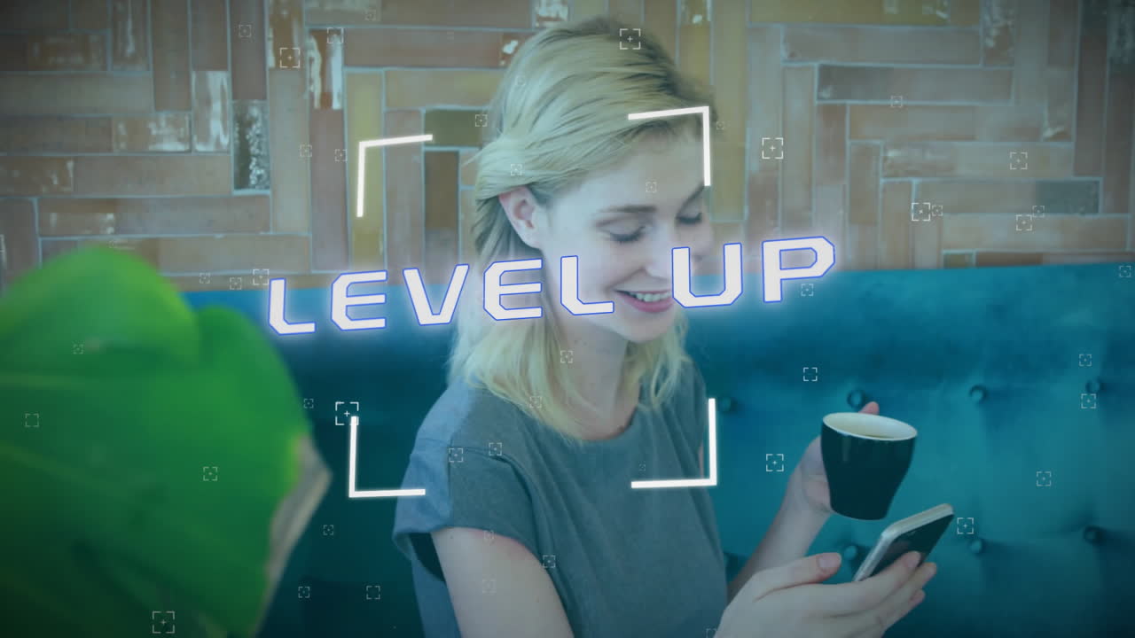 스마트폰을 사용하는 백인 여성에 대한 텍스트 및 데이터 처리의 레벨 업 애니메이션