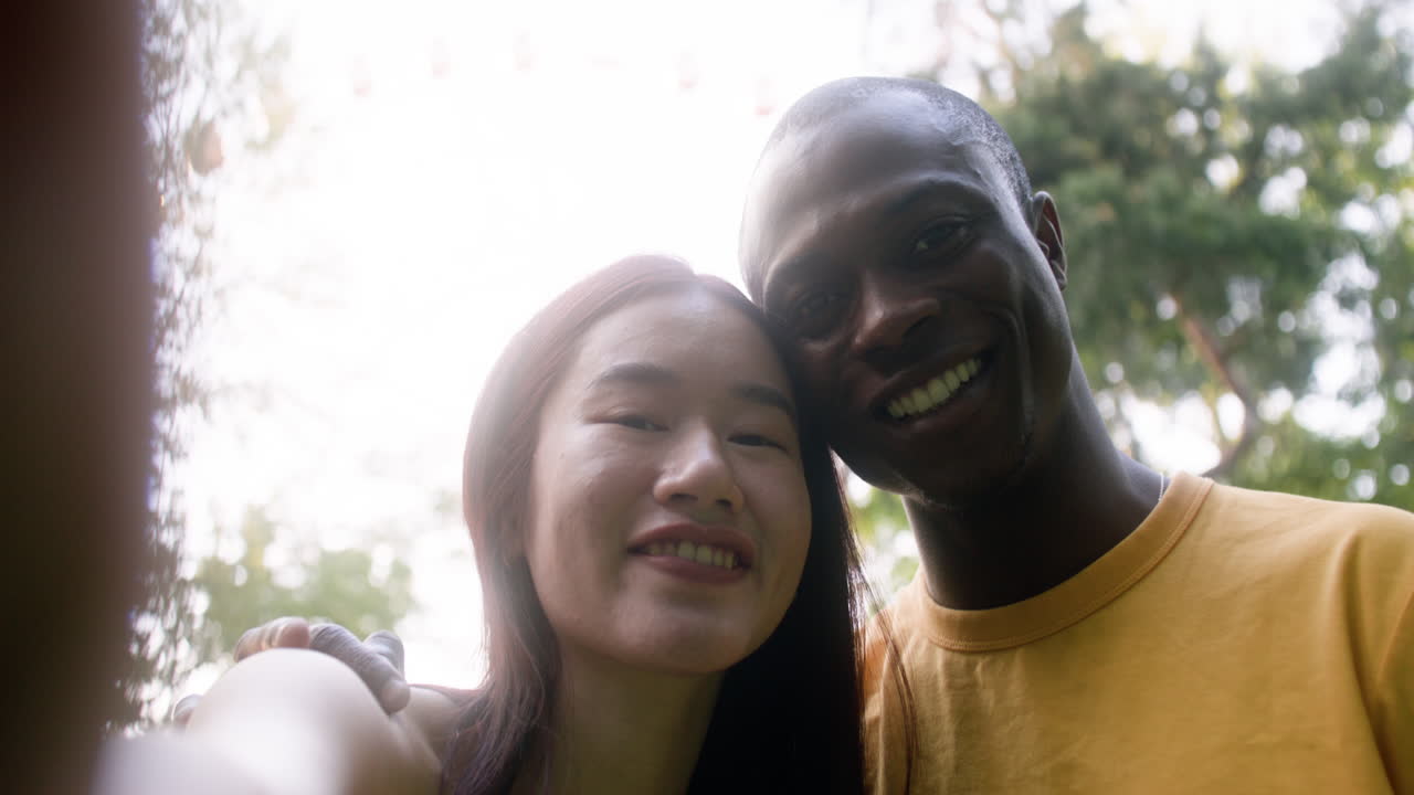 셀피 사진을 찍는 커플