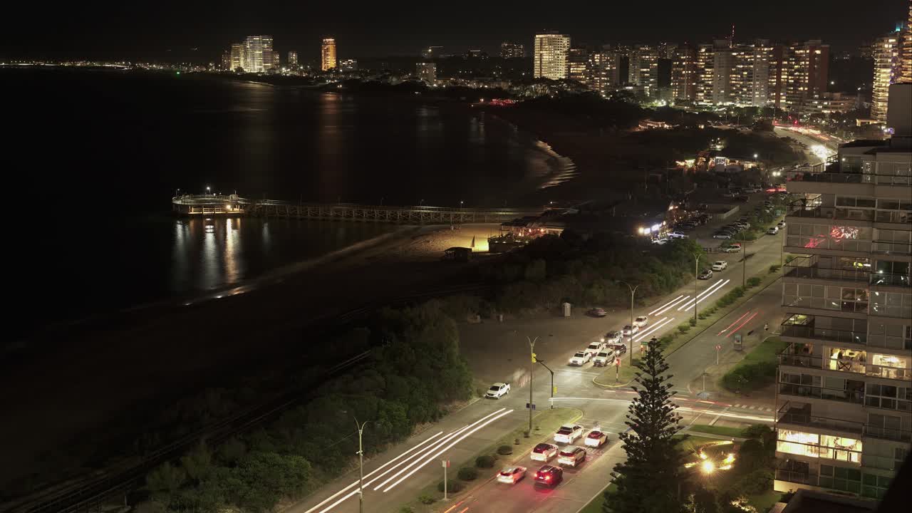 tiro de lapso de tiempo de tráfico en la carretera costera en la noche en la ciudad de punta del este, uruguay