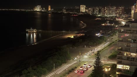 Tiro-De-Lapso-De-Tiempo-De-Tráfico-En-La-Carretera-Costera-En-La-Noche-En-La-Ciudad-De-Punta-Del-Este,-Uruguay