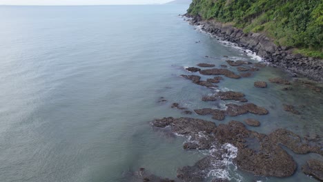 Tropischer-Strand-Mit-Great-Barrier-Reef-In-Cape-Tribulation,-Daintree-National-Park,-Queensland,-Australien