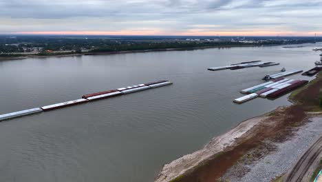 barcazas en el río mississippi en baton rouge, luisiana