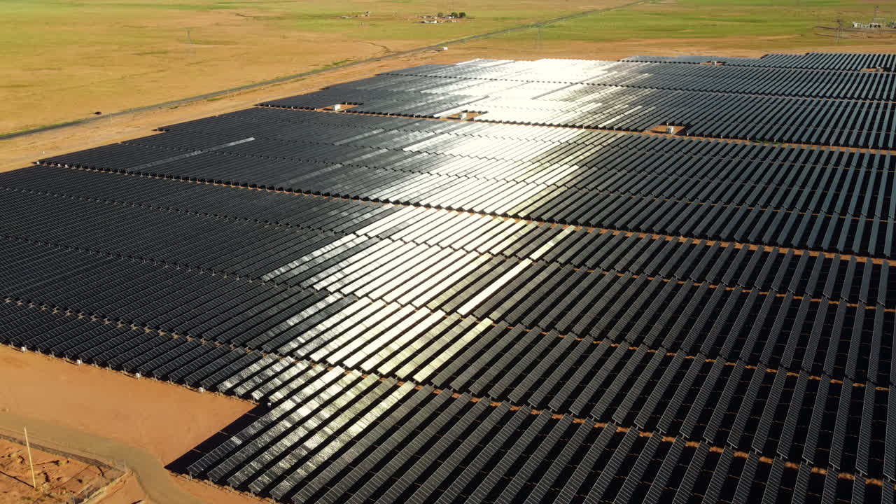 Solcellepark i Arizona fra oven: Droneudsigt