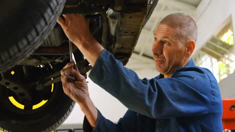 Mechanic-examining-a-car-4k