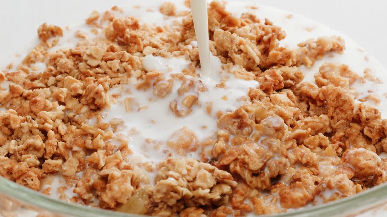 vertiendo leche sobre la granola