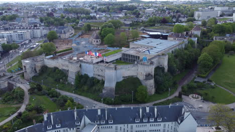 aproximación aérea del castillo de la ciudad de caen