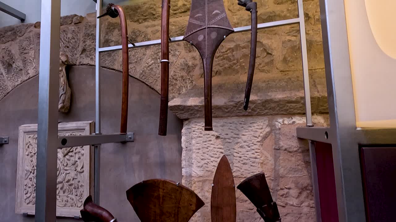 exhibición de herramientas históricas en un entorno de museo