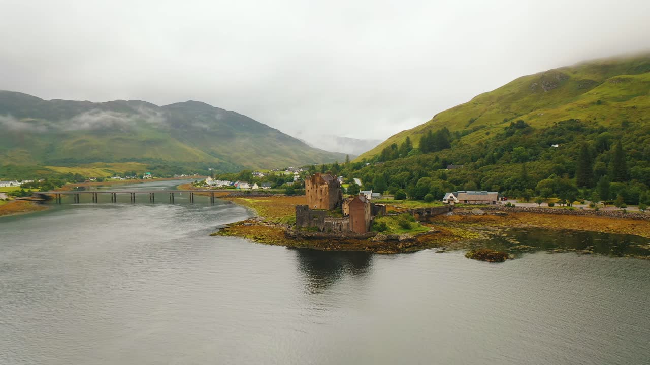 스코틀랜드 하이랜드 (scotland highlands) 에 있는 loch duich에 있는 eilean dardan castle에서 구름이 가득한 해가 뜨고 있다.
