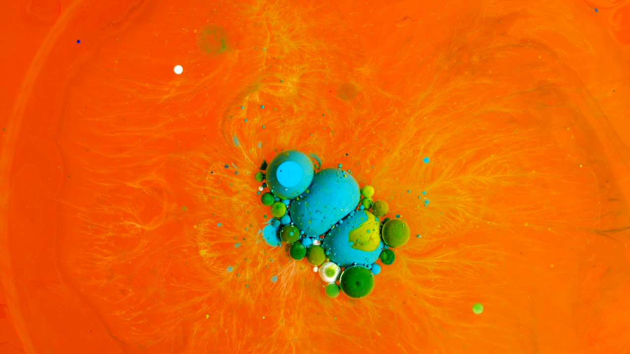 Colori in movimento, effetto liquido, bolle di sapone.