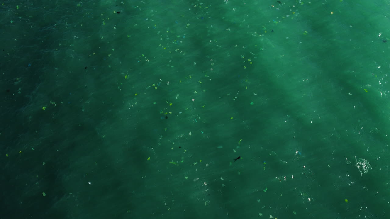 바다 수면에 떠있는 오염 위기 플라스틱 쓰레기 공중 하향식