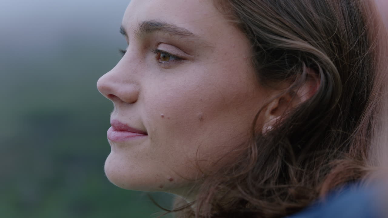 retrato de una hermosa mujer sonriendo disfrutando de un tranquilo campo explorando la libertad en vacaciones aventura de viaje con el viento soplando el cabello