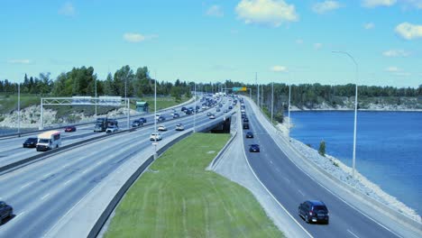 Time-lapse-De-Tráfico-En-Una-Autopista-De-Varios-Carriles-En-Un-Vibrante-Espacio-De-Colores-Pastel