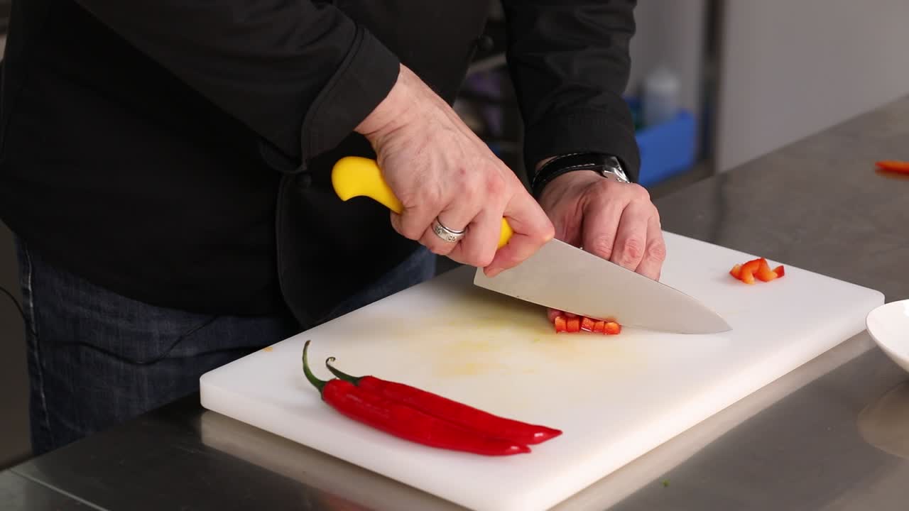el chef cortando pimientos